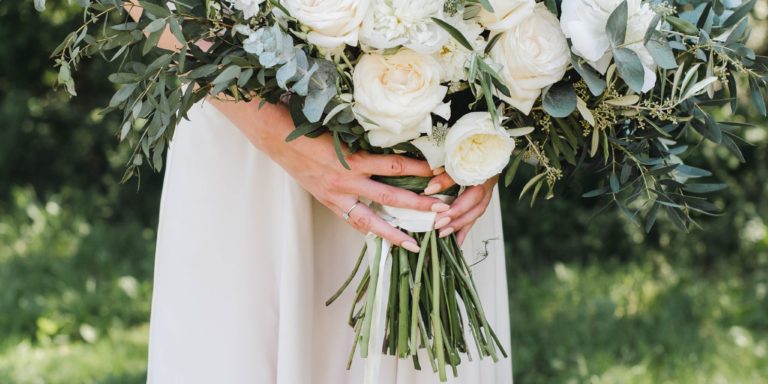 Vrstvené látky, promyšlenější střihy, ručně přišívané krajky, to je „boho“ nevěsta z rukou Lillian West pro jaro 2018