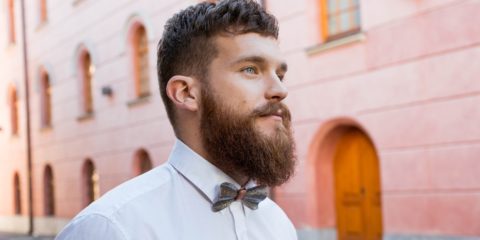 „Kdo chce být nenahraditelný, musí být zároveň odlišný.“ říká R. Ondráček, který zhotoví motýlka i pro vašeho ženicha!