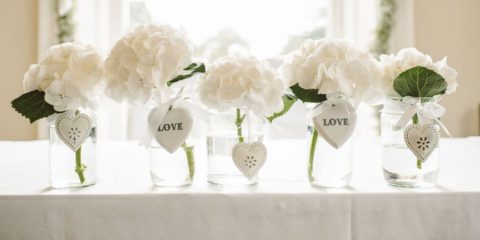 Svatební dekorace ve stylu minimalismu jsou stále více oblíbené. Inspirace, jak ozdobit stůl a dosáhnout té pravé atmosféry na vaší svatbě