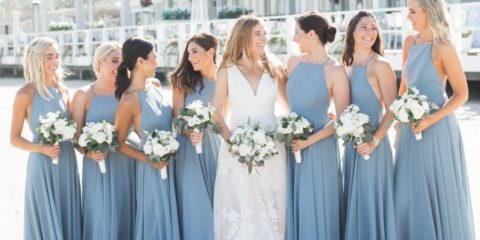 Jemnou barevnou náladu vnese na vaši svatbu bledě modrá. Podívejte se na okouzlující barevné variace