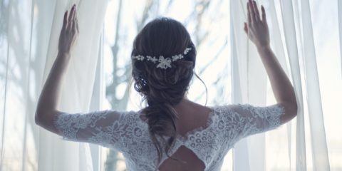 Svatba laděná do čistě bílé barvy? Má překvapivé kouzlo a eleganci