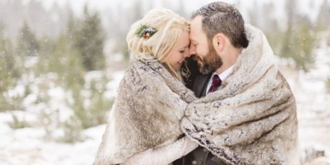 Zachumlejte se: 19 nejkrásnějších hřejivých doplňků a dekorací pro zimní svatbu