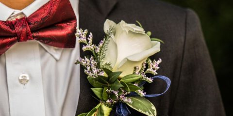 Kravata nebo motýlek? Víme, která ozdoba krku dodá ženichovi ten pravý styl