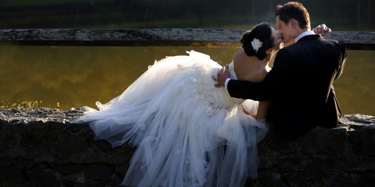 Barevné dýmovnice oživí vaše svatební snímky. Jak to udělat, aby fotky vyšly na jedničku