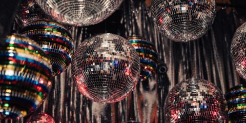 Horečka svatební noci: disco koule budou skvělou dekorací pro váš velký den