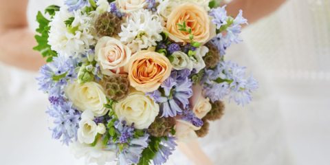 Svěží jarní květiny dodají jiskru vaší svatbě. Vybírejte jarní svatební kytice podle srdce a řeči barev