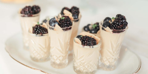 I svatební cukroví může být šik: Vyberte si ze skvělých moderních sladkých dobrot