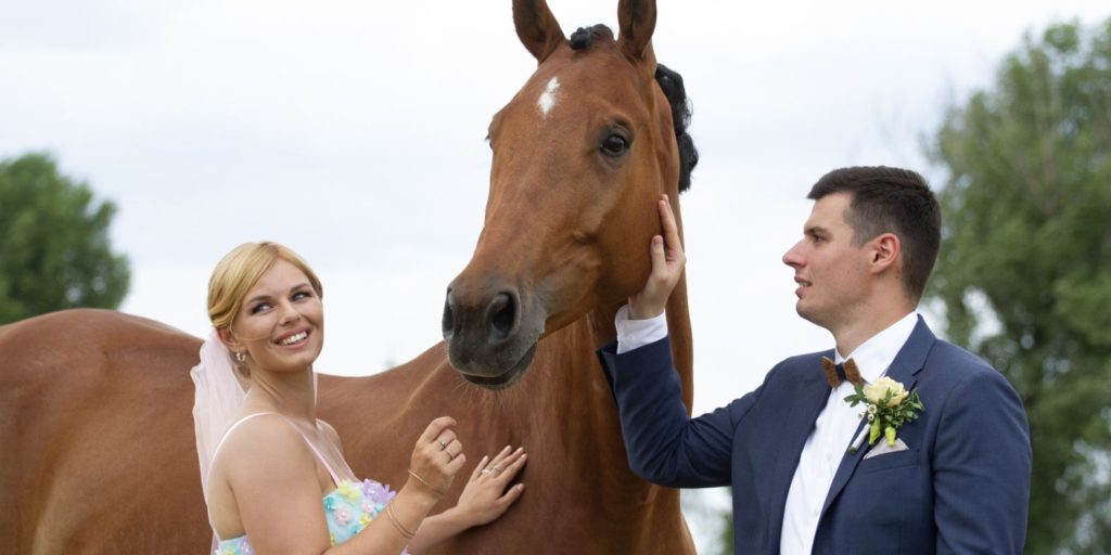 Nevěsta a ženich s koněm