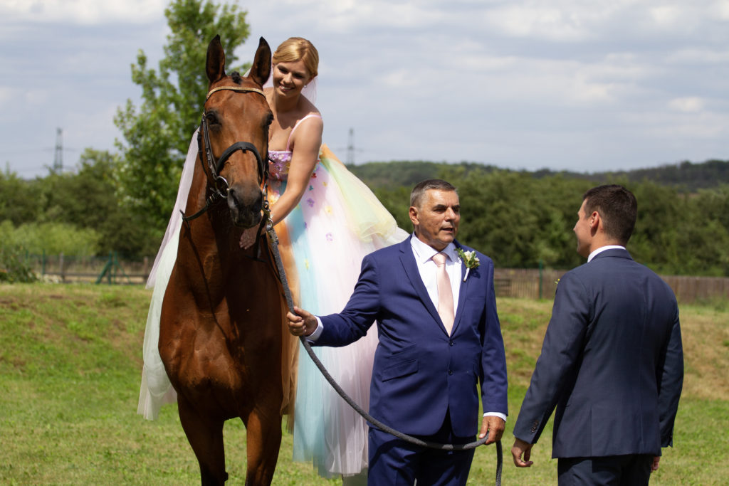 Nevěsta sedící na koni