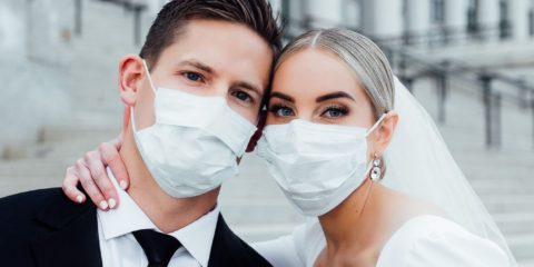 Roušky se vrací? Přinášíme inspiraci, jak sladit ochranu dýchacích cest se svatební outfitem
