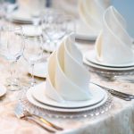 16 DIY nápadů na skládaní ubrousků na svatební tabuli