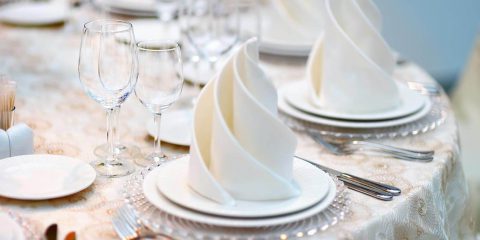 16 DIY nápadů na skládaní ubrousků na svatební tabuli