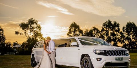 Moderní výzdoba na auto nevěsty je chic a ladí s tématem svatby