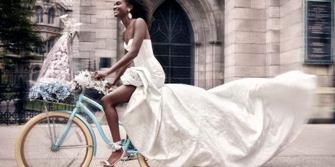 Minimalistické svatební šaty vládnou letošním trendům