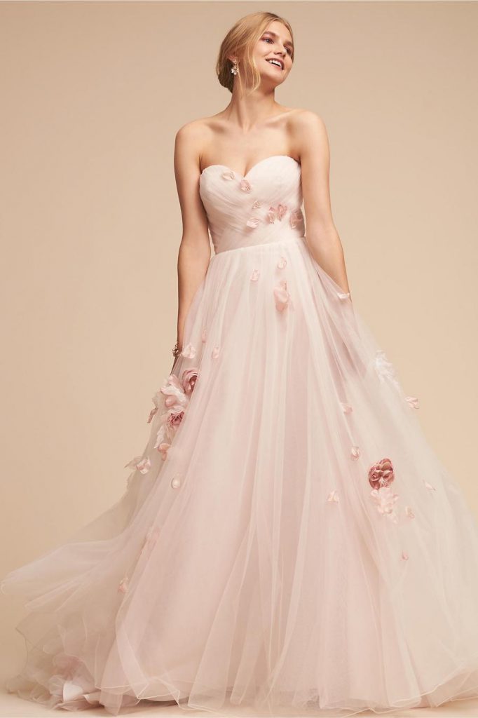 Růžové svatební šaty