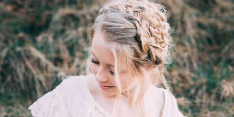 Svatební účesy z copů: Elegantně uhlazené i bohémsky rozevláté variace, které si zamilujete