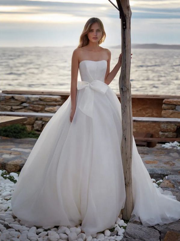 Svatební šaty Nicole Milano 2022