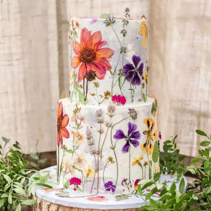 Svatební dort s lisovanými květy