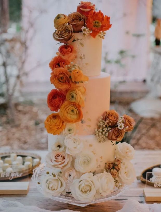 Barevný svatební dort s květinami