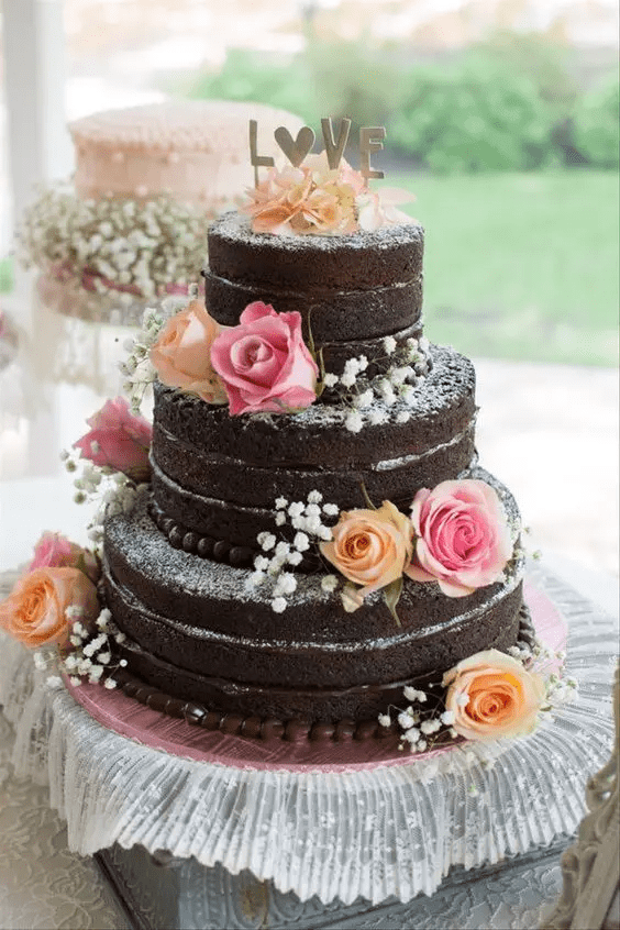 nahý čokoládový svatební dort