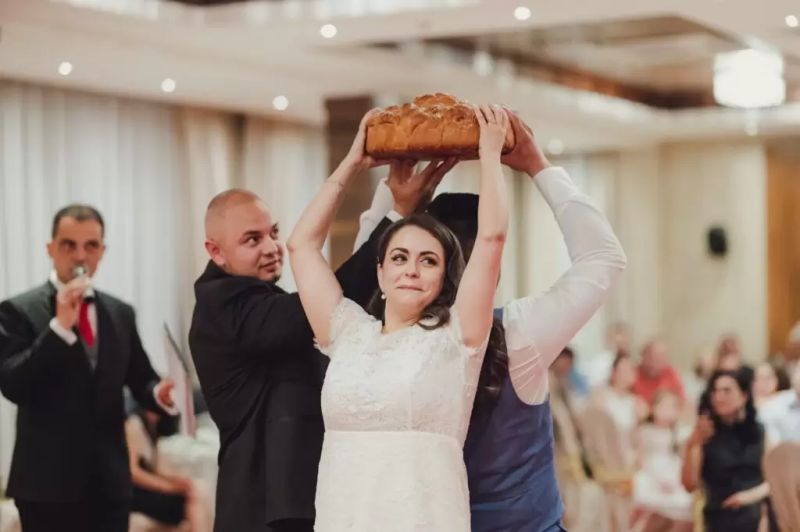 Svatební tradice v Evropě. Lámání chleba v Bulharsku.