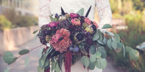 Převislé svatební kytice: znovu se vrací do módy a jsou úchvatnější než kdy dřív