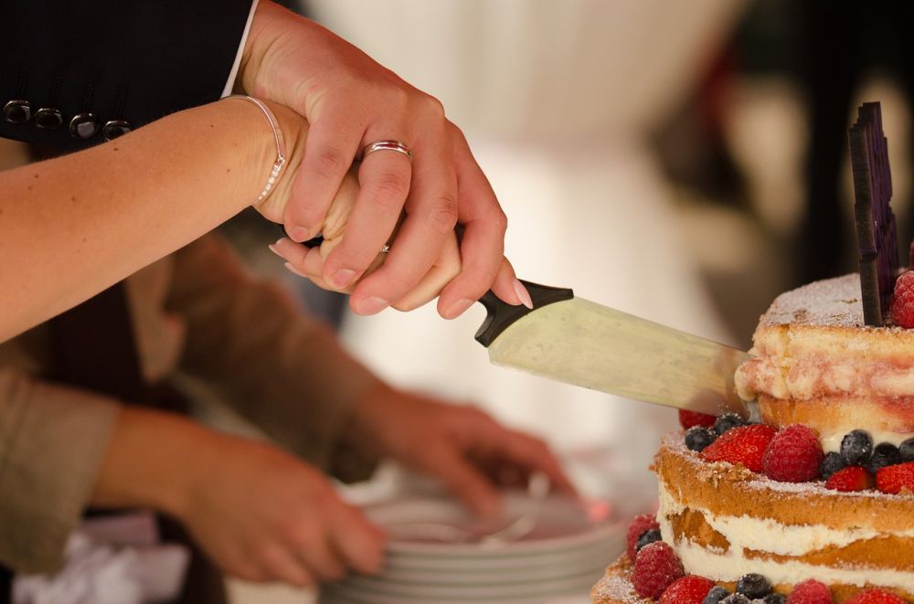 Svatební zvyky v Evropě. Krájení svatebního dortu.