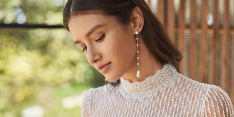 Svatební šaty se stojáčkem. Krása a elegance bez hlubokého výstřihu