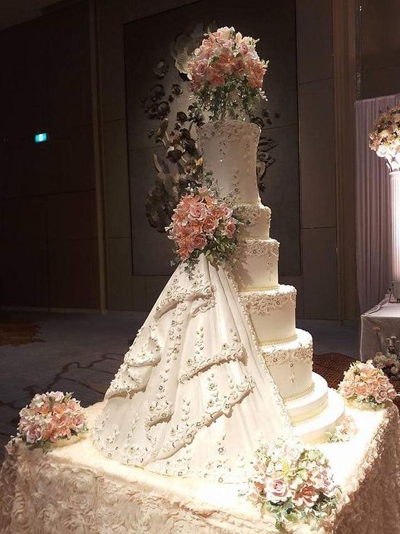 Asymetrický svatební dort, barokní svatební dort