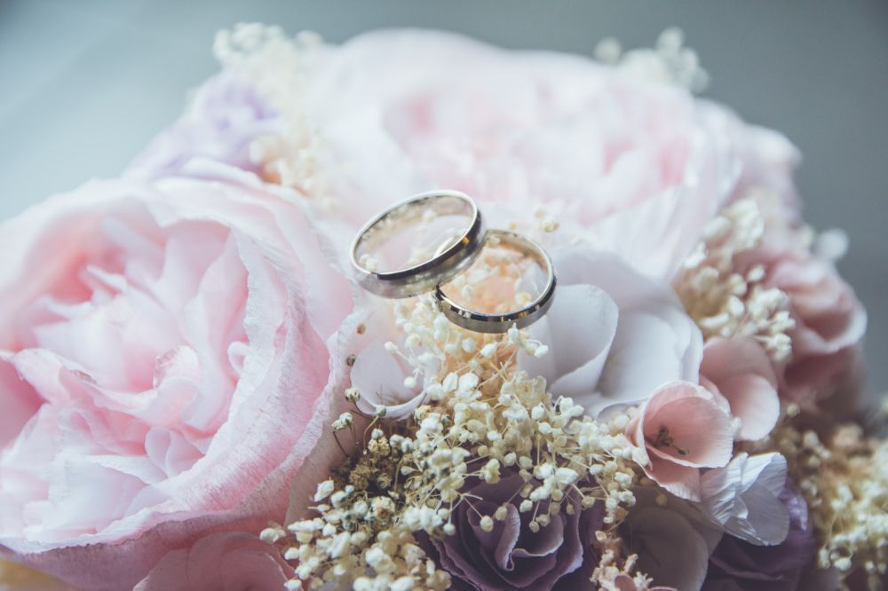 Mikrosvatba, svatební kytice, snubní prsteny