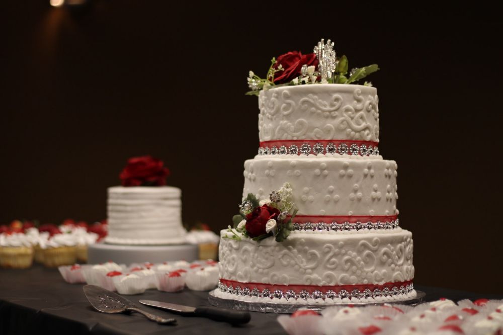Barokní svatební dort, bohatě zdobený svatební dort