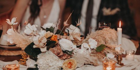 Svíčky vykouzlí na svatbě romantickou atmosféru. Vše, co musíte vědět, než se pro ně rozhodnete