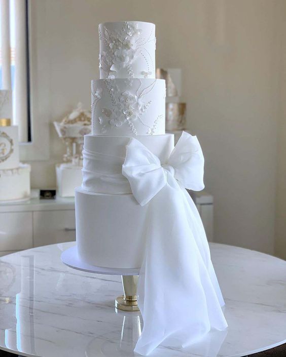 Bílý svatební dort