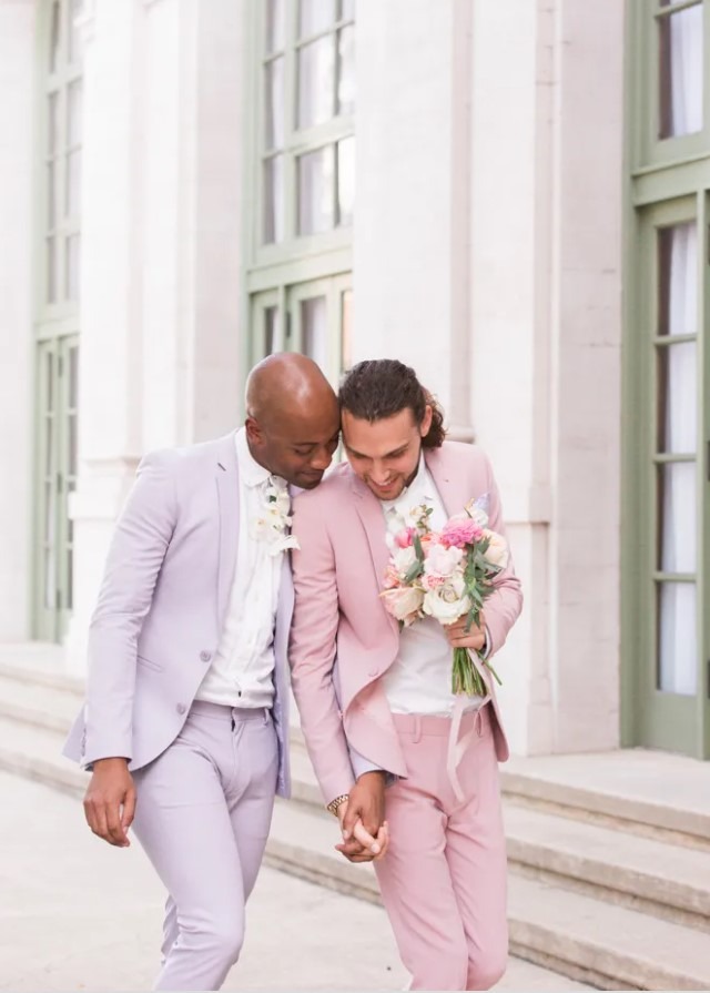 Oblečení snoubenců na gay/lesbickou svatbu