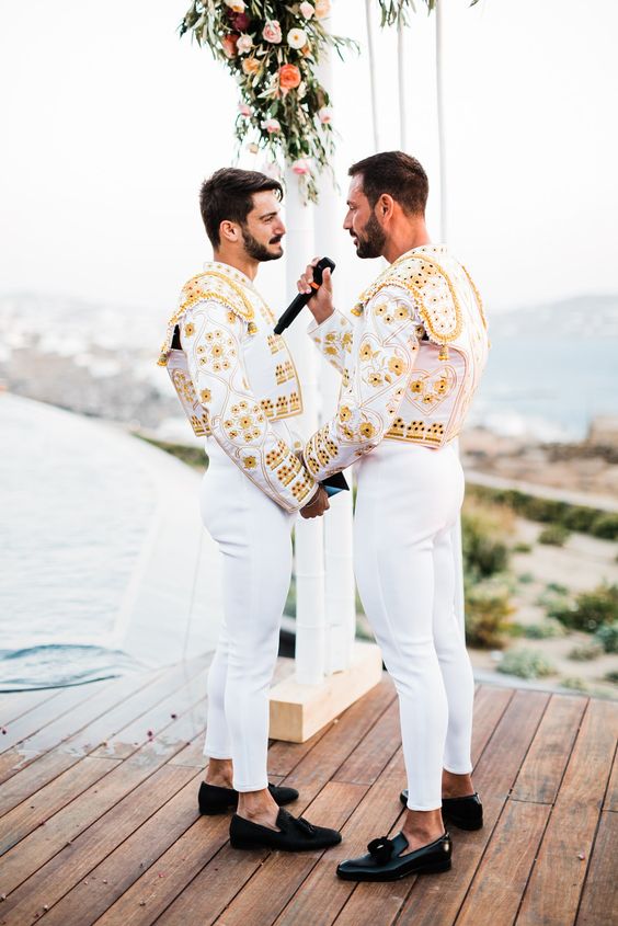 Oblečení snoubenců na gay/lesbickou svatbu