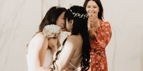 Gay a lesbické páry. Jak se obléknout na váš velký den, abyste ladili
