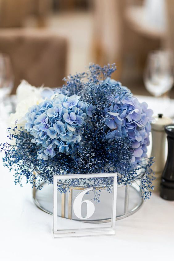Modrá květinová dekorace