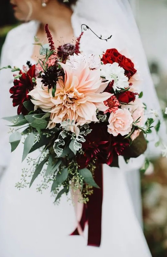 Svatební kytice s obřím květem jiřiny