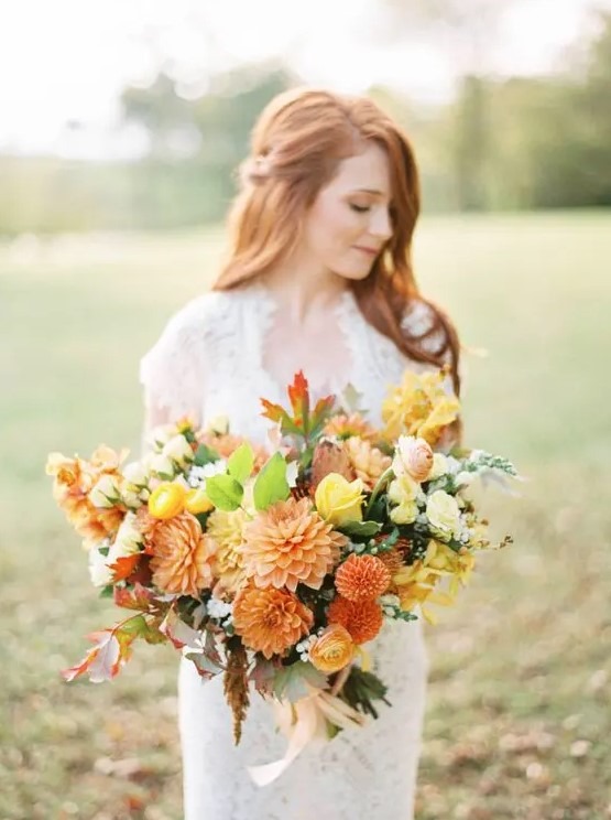 Svatební kytice z jiřin, podzimní s listím