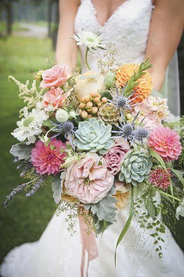 Svatební kytice s jiřinami, bodláky a sukulenty 