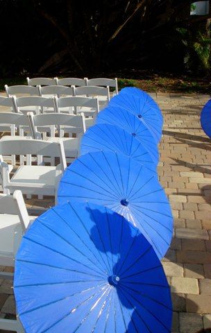 Modré slunečníky pro svatební hosty