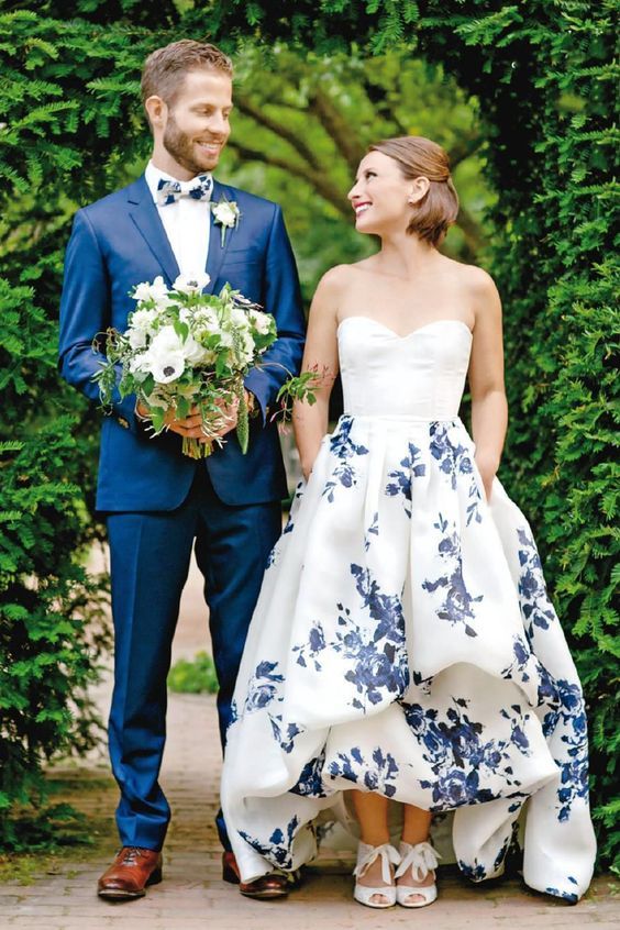 Nevěsta a ženich v modrém, modré svatební šaty, svatební šaty s potiskem