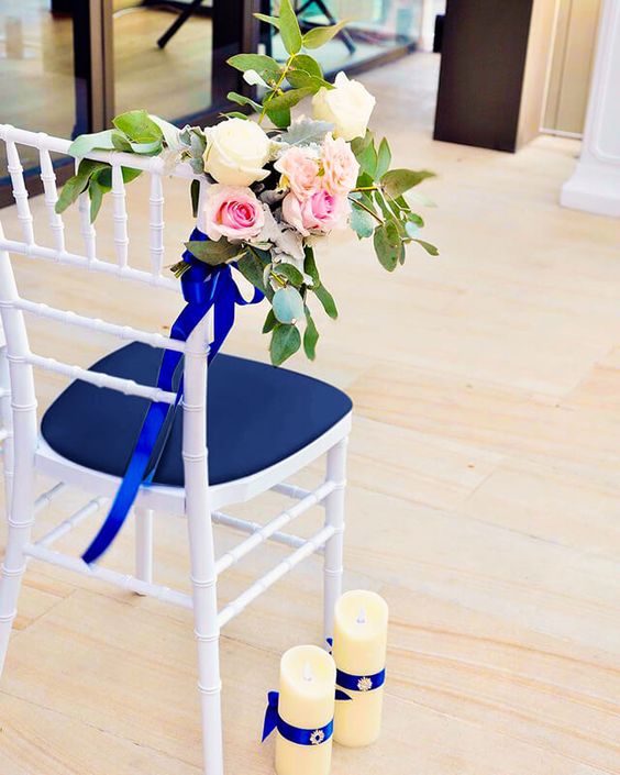 Modrá židle na svatbě