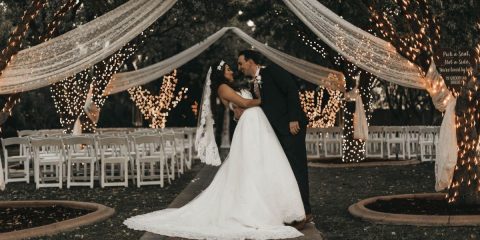 Hudba tvoří atmosféru. Tady je ultimátní vánoční svatební playlist na prosincovou veselku