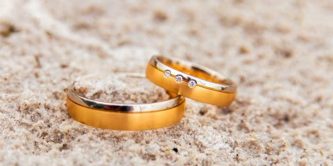 Trendy se nevyhýbají ani snubním prstenům. Podívejte se, jak letos vypadají šperky v moderním stylu