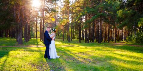 Svatba na divoko. Víme, kde si užijete den v přírodě s ubytováním v chatkách, ale přitom s veškerým pohodlím a luxusem