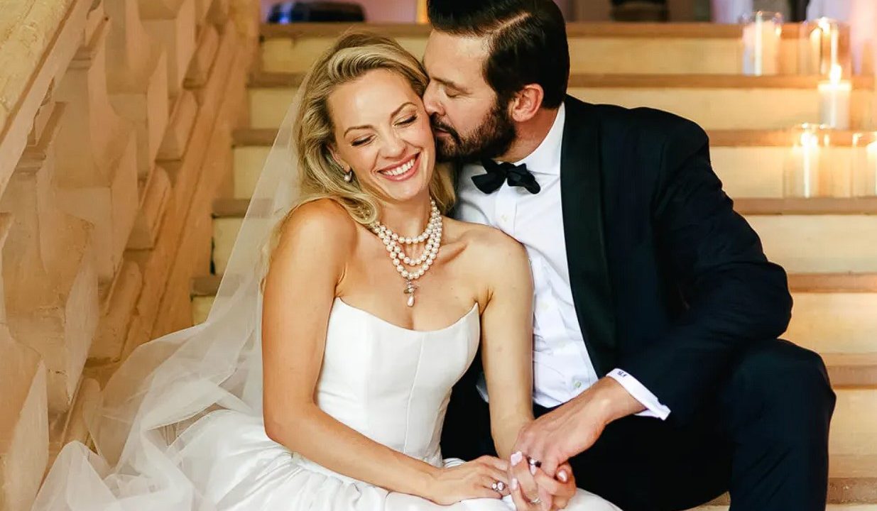 Rollo se oženil. Inspirujte se veselkou hvězd seriálu Vikingové Cliva Standena a Lucy Martin ve francouzském stylu